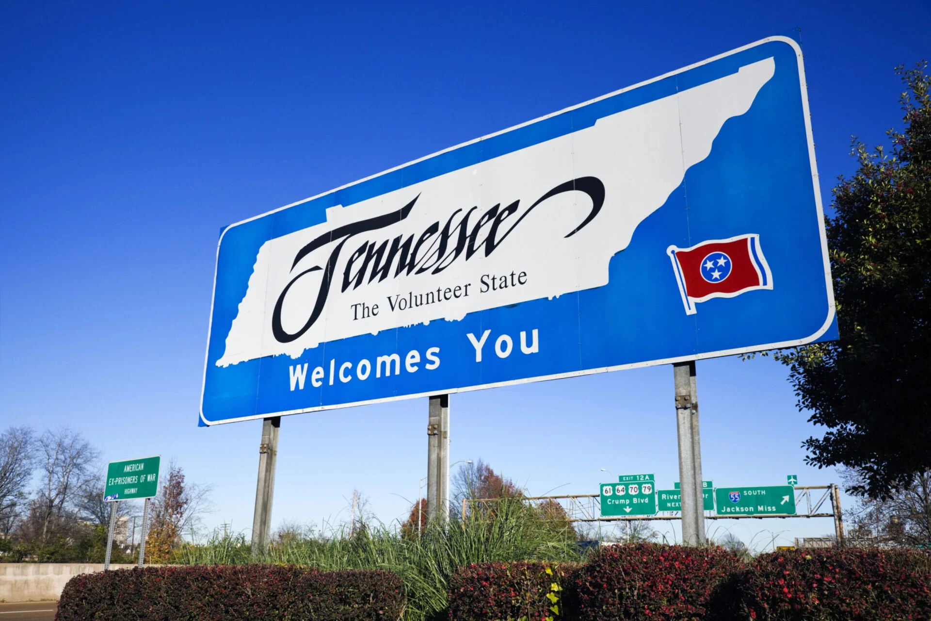 Freeway sign welcoming drivers to the state of Tennessee