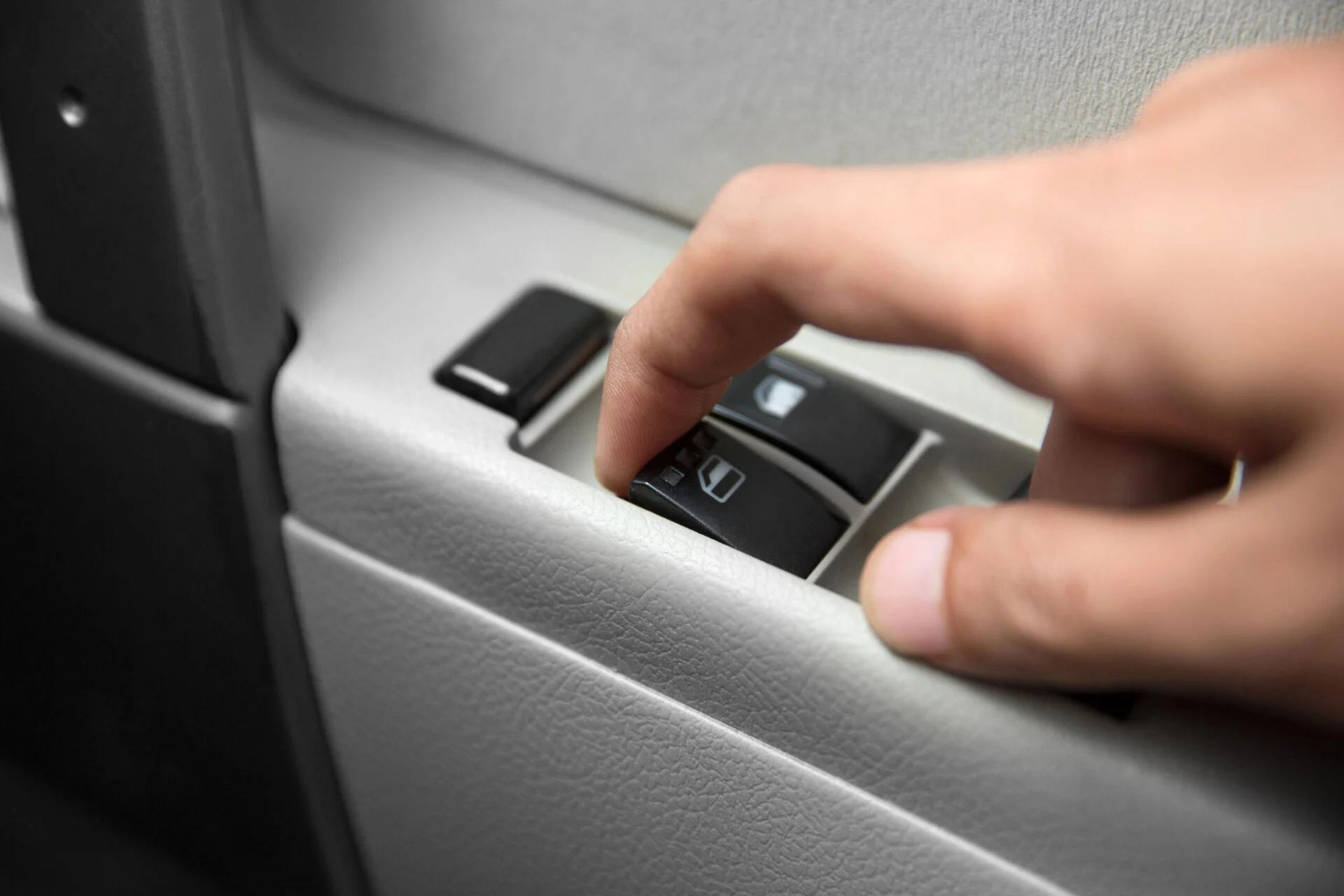 Hand rolling up window with door switch