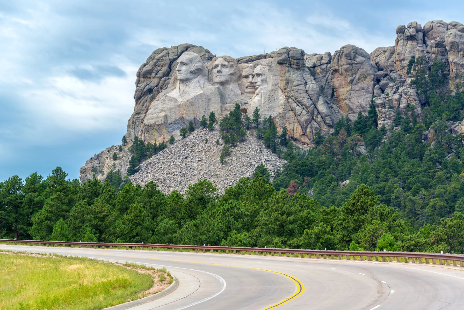 Highway and Mount Rushmore south dakota